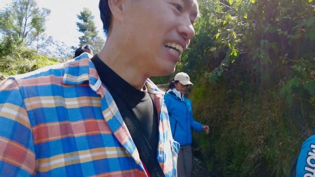 ?? Father and daughter giving me a 2 mins Javanese lesson on Mount Ijen, Java Indonesia смотреть онлайн