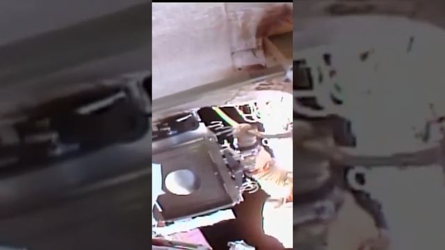 Выход в открытый космос космонавтов Олега Артемьева и Дениса Матвеева смотреть онлайн