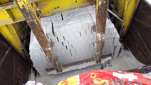 Белый силикатный кирпич-погрузка вагонетки 678 штук. смотреть онлайн