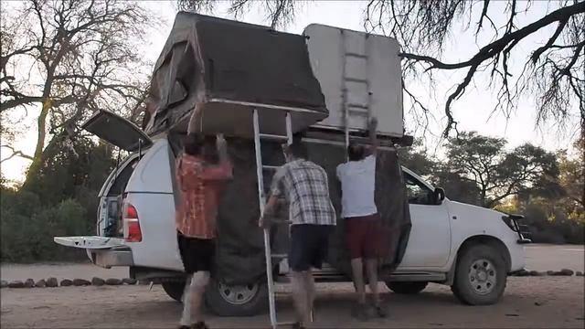 Montage des tentes sur la Toyota Hilux en Namibie смотреть онлайн