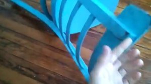 Как подняь синий  стул с пола