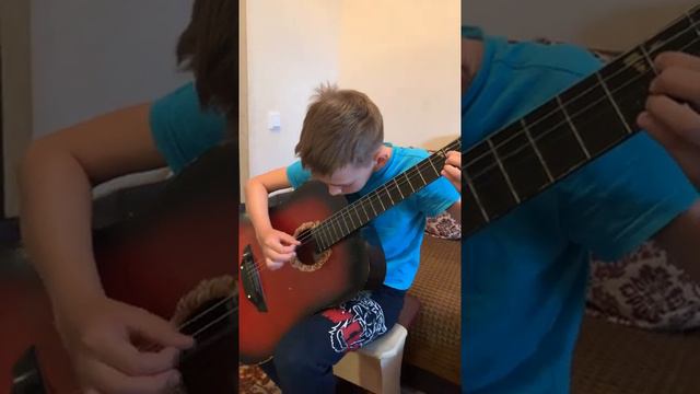 Мой сын в 8 лет умеет играть на гитаре! смотреть онлайн