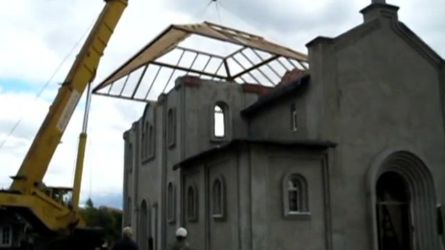 Подъёмный кран устанавливает целиком крышу на храм. смотреть онлайн