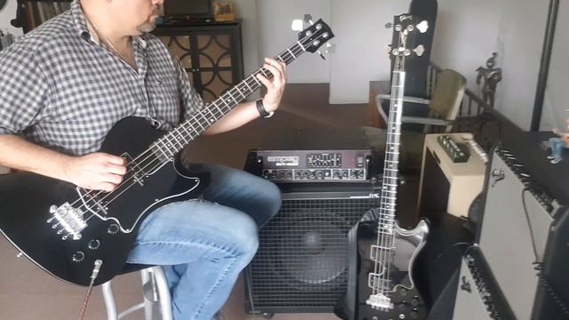 GIBSON RD ARTIST BASS 1977 VS GIBSON RD KRIST NOVOSELIC 2011