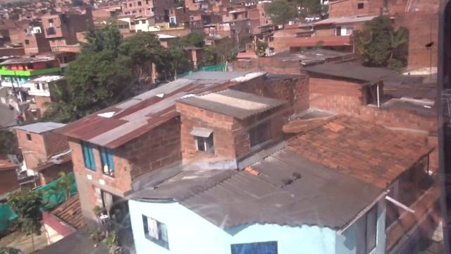 [lefameuxvoyage] Petite vue depuis les télécabines de Medellin смотреть онлайн