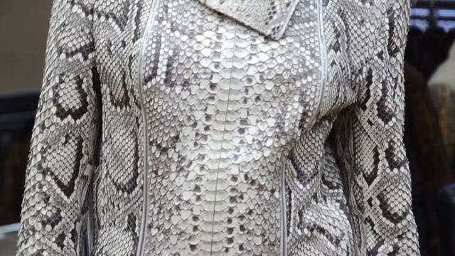 Обзор кожаной куртки "Агата" кожа питона, цвет натуральный #28 смотреть онлайн