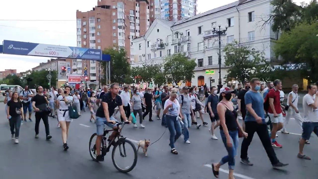 ГИБДД в Хабаровске глушат людей в колонне протеста за Фургала смотреть онлайн