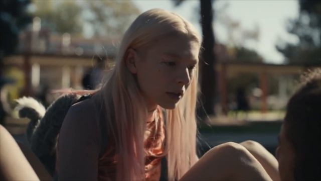 JULES mentioning that she is trans in EUPHORIA episode 3 and my dumbass not noticing. смотреть онлайн