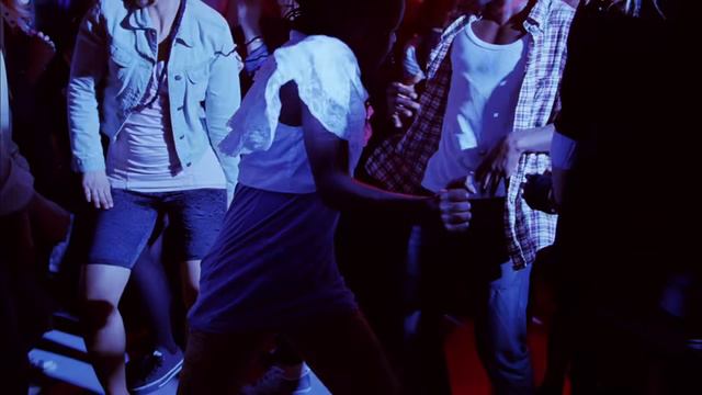 Robyn - Dancing On My Own (Official Video) смотреть онлайн