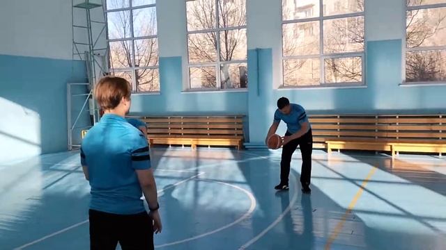 Урок физкультуры в 9 "Б" классе. Учитель: Кочетков Л.Г. смотреть онлайн