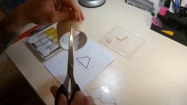 DIY- 3D ГОЛОГРАММА НА ТЕЛЕФОНЕ !!! КАК СДЕЛАТЬ У СЕБЯ ДОМА??? смотреть онлайн