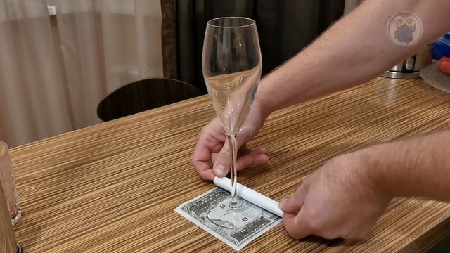Как вытащить "купюру", чтобы бокал не упал. Можно трогать только "купюру". Для тех, кто не знает смотреть онлайн