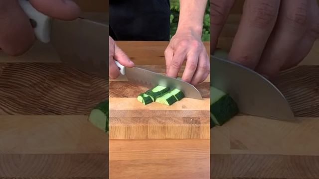 САЛАТ С КЛУБНИКОЙ, КУРИНЫЕ НОЖКИ, СТЕЙК ИЗ КАПУСТЫ ПО-ГРЕЧЕСКИ, СОУС ДЗАДЗИКИ #shorts смотреть онлайн