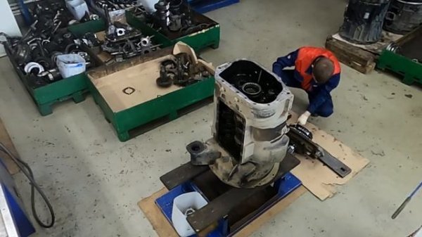 Процесс разборки коробки передач (КПП) FASTGEAR 12JS200TA