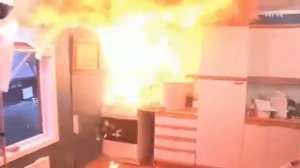 Наглядно - почему нельзя тушить горящее на сковороде масло водой.