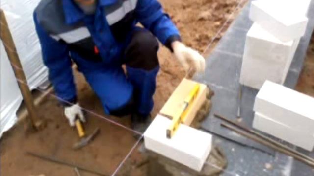 Кладка углов из пустотелого силикатного кирпича. Строим для себя дачу в заволжье. 12 серия самостро смотреть онлайн