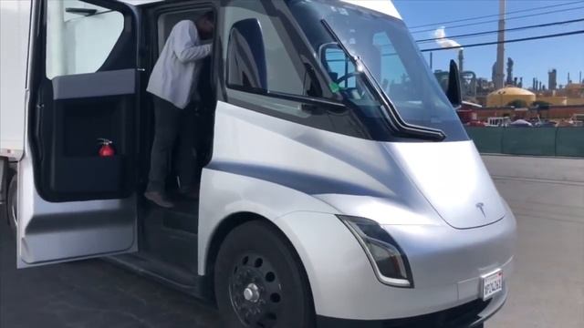 Электрогрузовик Tesla Semi смотреть онлайн