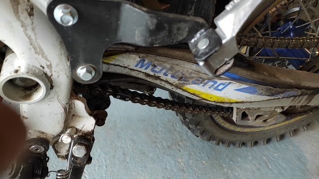 Motoland TT250. Установка пружинки на ножку-подставку.