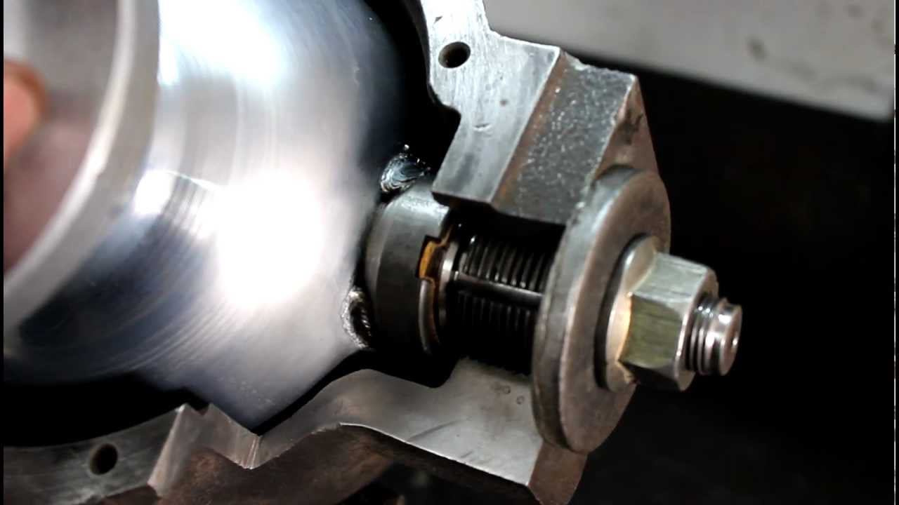 Люфт зацепов вкладыша в пазах опоры шкворня. смотреть онлайн