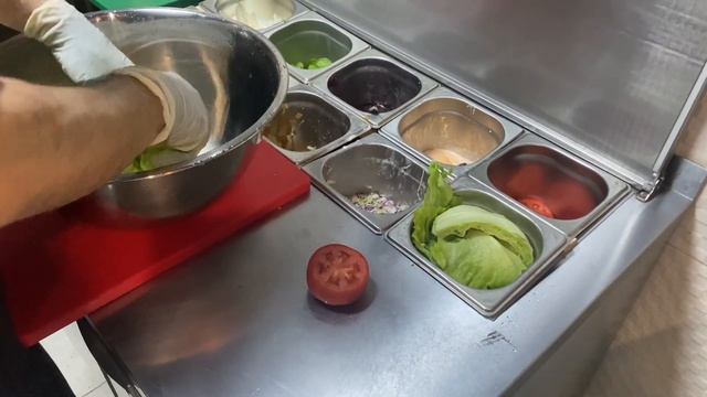 Весь путь приготовления бургеров. Burger King и Black Star Burger плачут в стороне от этого повара.