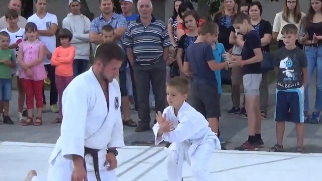 м.Долина 24.08.16 (частина1) Показові виступи Джиу Джитсу студіо на ДЕНЬ НЕЗАЛЕЖНОСТІ смотреть онлайн