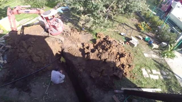 Копка траншеи для обсадной трубы дачного водопровода смотреть онлайн