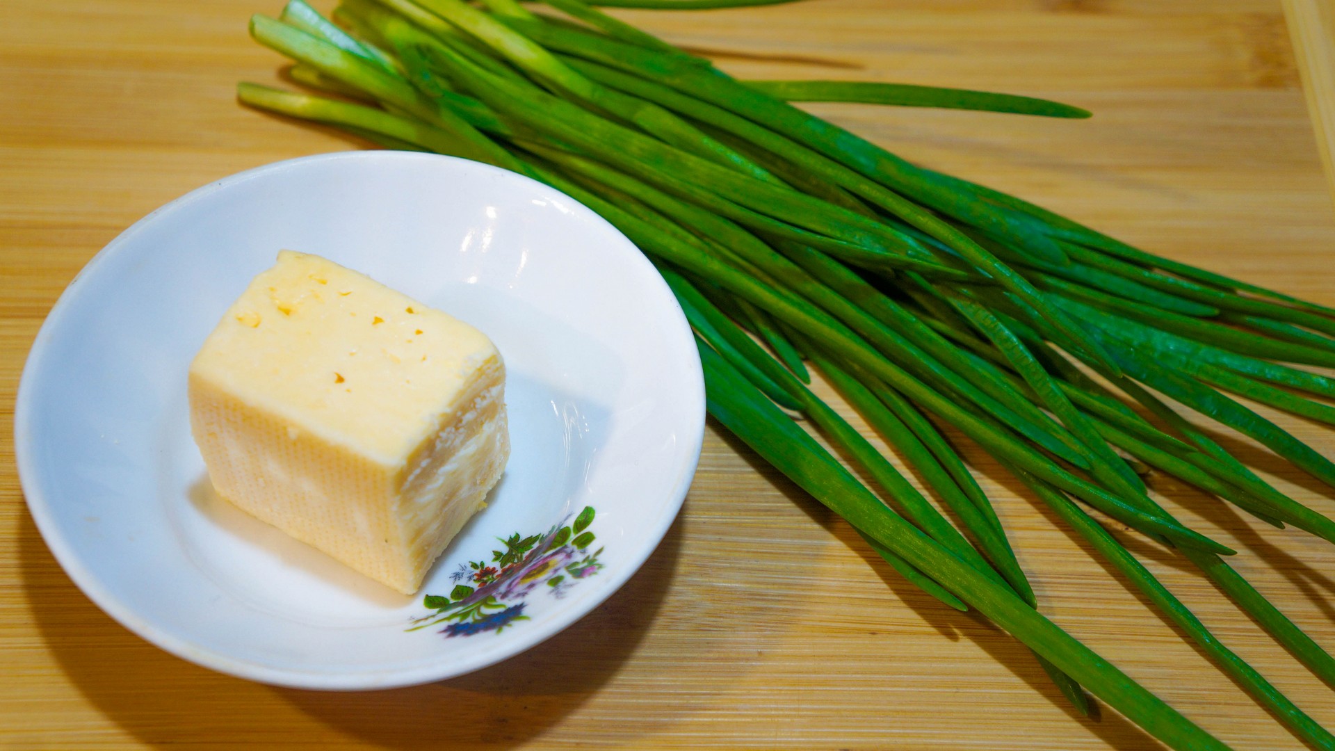 Беру пучок зелёного лука и небольшой кусочек сыра: показываю, чем угощаю своих гостей по субботам. смотреть онлайн