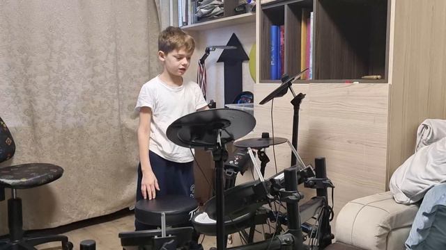 Лев и папа - Спокойная ночь. Первая попытка Лёвы записать все партии песни самому. смотреть онлайн