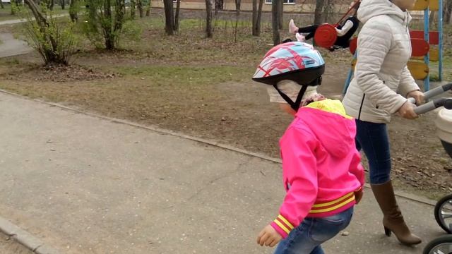 Вика катается на гироскутере.