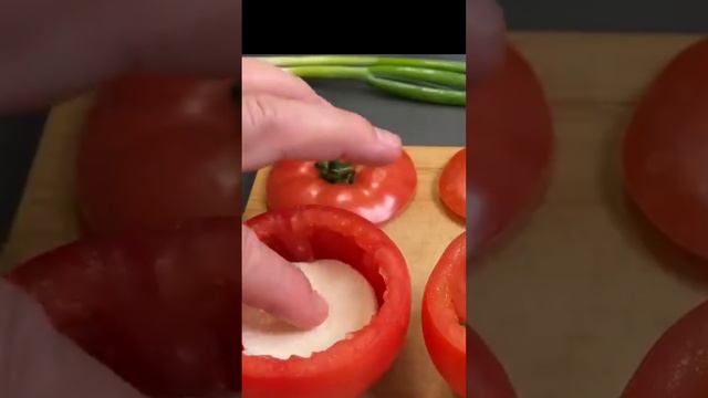 Положите яйцо в помидор, и вы будете поражены! Рецепт завтрака. смотреть онлайн