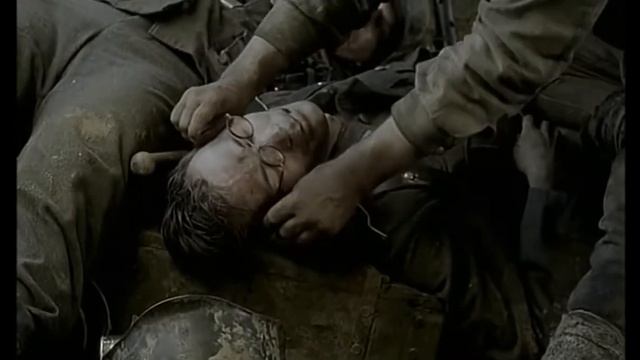 Штрафники обыскивают окопы немцев. Штрафбат сериал