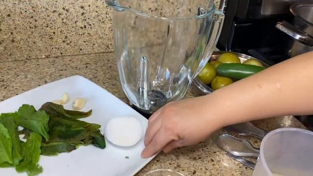 HOW TO MAKE CHICKEN POZOLE VERDE