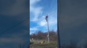 Устанавливаю временный электрощит на опоре.