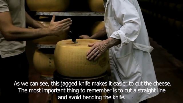 Как резать головку сыра Пармезан ферма Hombre, Италия
