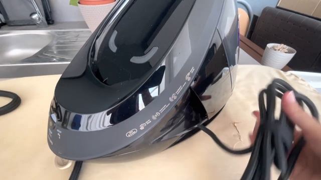 Philips PerfectCare 8000 Series Gerador de vapor (PSG 8130/80) - Arrumação do cabo de alimentação смотреть онлайн