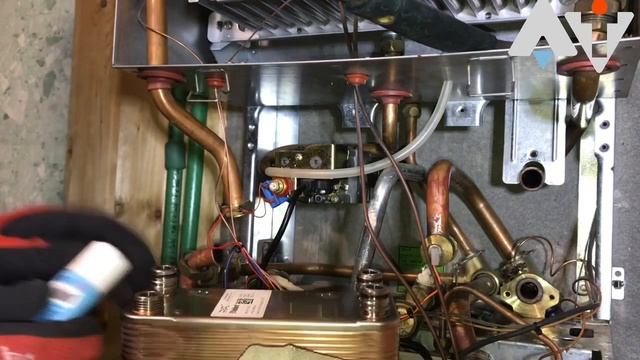 Меняю теплообменник ГВС и насос на Vaillant 242/2-5 R3 смотреть онлайн