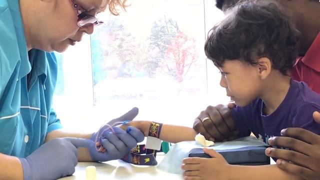 Маленькому Марку делают укол. Маленькому ребенку делают укол смотреть онлайн