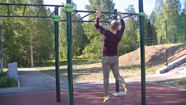 КАК НАУЧИТЬСЯ ПОДТЯГИВАТЬСЯ ЗА 2 НЕДЕЛИ? С ПОДРУЧНЫМИ СРЕДСТВАМИ.| БЕШЕННАЯ ТАБУРЕТКА НА ПЛОЩАДКЕ. смотреть онлайн