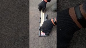 Зарезка угла плинтуса с помощью сусло.