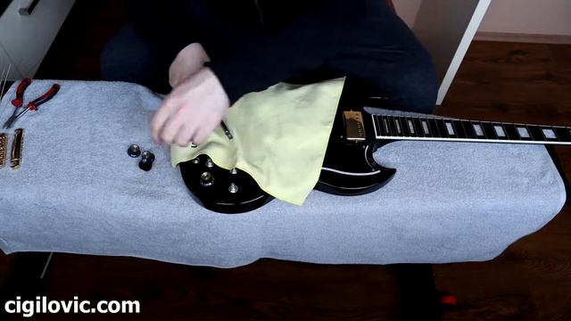 Epiphone SG Custom Ebony Restringing & Instrument Care смотреть онлайн
