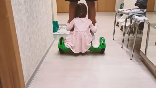 Дива с Братиком катается на Гироскутере смотреть онлайн