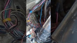 Стартер еле крутит или щелкает, как будто сел аккумулятор. Ваз