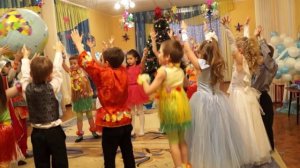 Танец - вход  "Новогодняя считалка" ("И раз, два, три, сколько мальчиков хороших посмотри...")
