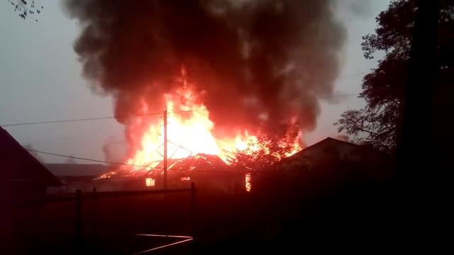 Стадница. Горят склады с древесным углем. смотреть онлайн