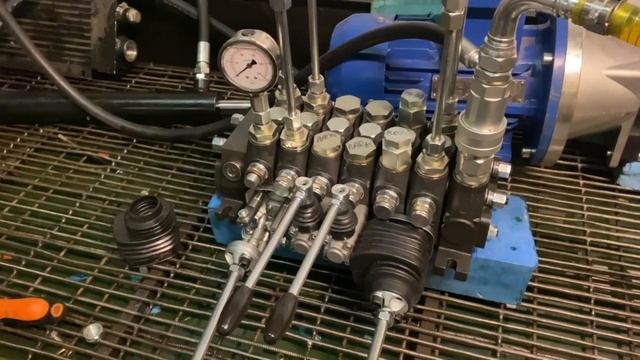 Пример живой настройки гидрораспределителя экскаватора ЮМЗ Мтз 80,Эо 2626,Эо 2621 РС 100 ( DCV 100) смотреть онлайн