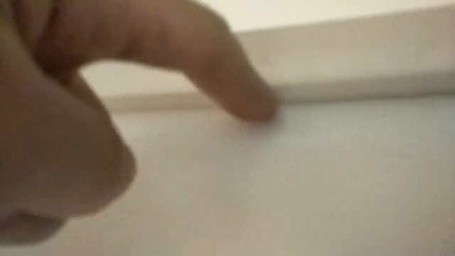 Клеить малярный скотч на галтели для комбинированной покраски