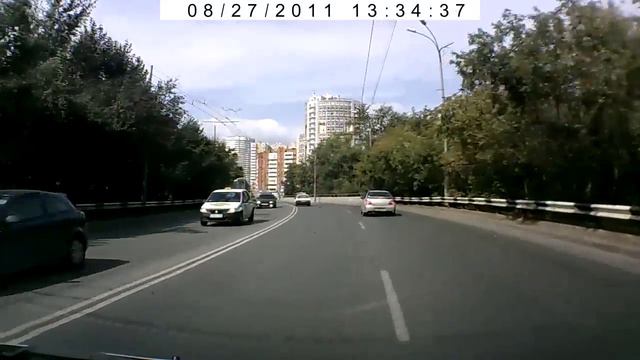Бешеный на двенашке заходит боком в поворот смотреть онлайн