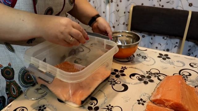 Солим красную рыбку. Обрабатываем 40 кг мяса. смотреть онлайн