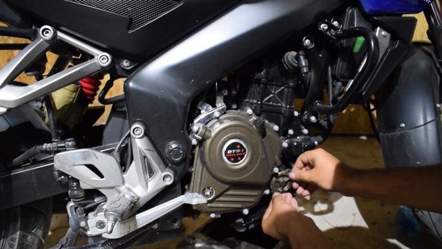 Замена масла и фильтра на bajaj pulsar ns 200 смотреть онлайн
