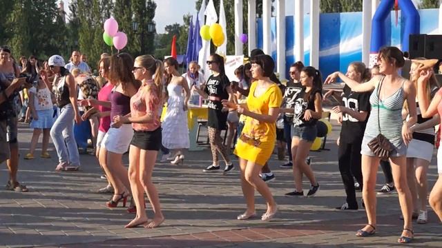 Уличная латина на День молодежи смотреть онлайн